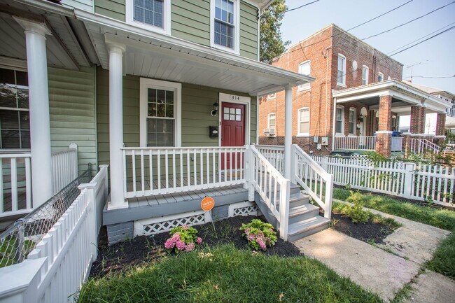 Building Photo - Lovely 2 BR/1.5 BA Semi-Detached Home in C...