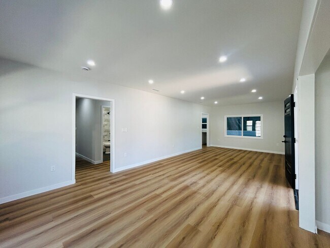 Foto del edificio - Fully Remodeled 3-Bedroom Home with Front ...