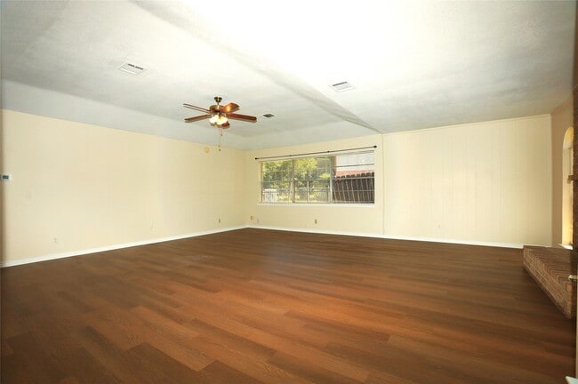 Building Photo - 206 Banyan Dr
