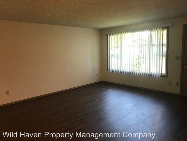 Building Photo - 129 NE Kingwood Dr