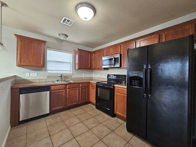 Foto del edificio - Quaint 3BR/2BA home close to UofA with large fenced yard! Low maintenance vinyl plank flooring!