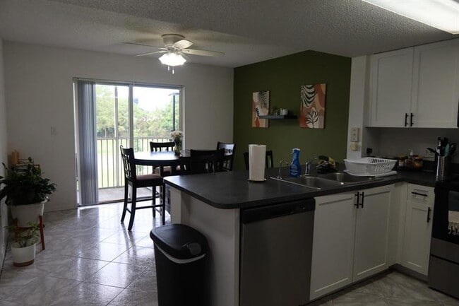 Building Photo - 9470 Tangerine Pl