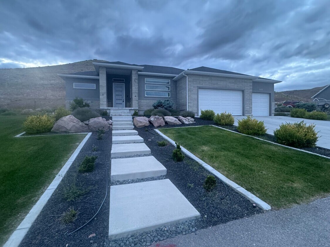 Primary Photo - Beautiful Spacious Eagle Mtn Home-Meadow R...
