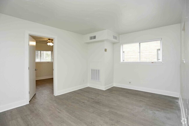 1BR,1BA - 700SF - LIVING AREA - 2313 N Fitzhugh Ave