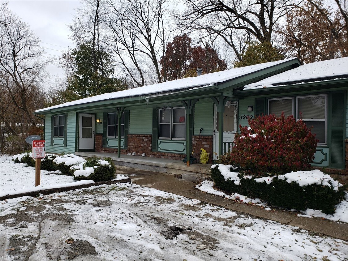 Primary Photo - 3200 Kalamazoo Ave SE