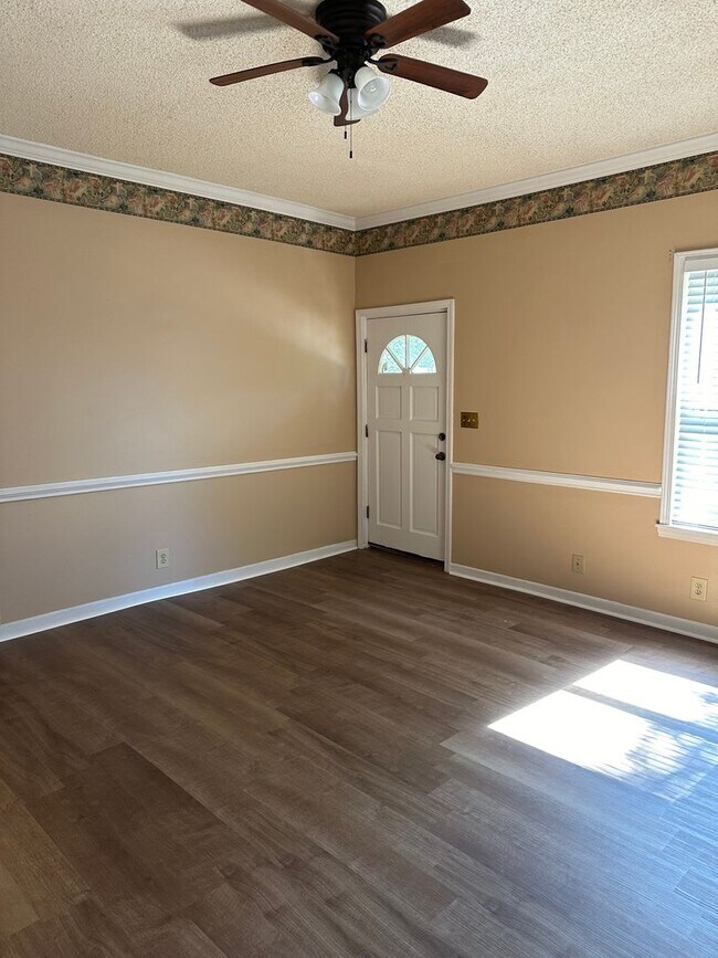Building Photo - Adorable cottage for rent in downtown Comm...