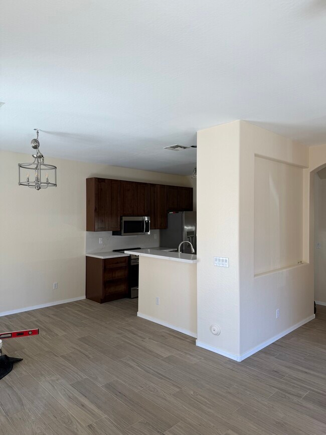 Sala de estar con vista a la cocina - 2600 E Springfield Pl