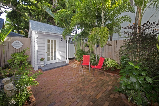 Building Photo - Furnished Studio in Old Town
