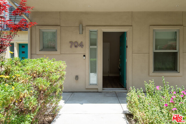 Building Photo - 2753 Waverly Dr