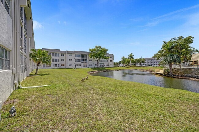 Foto del edificio - 8100 Sunrise Lakes Blvd