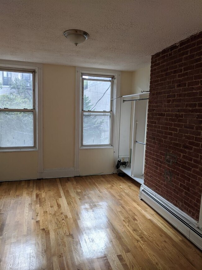 Building Photo - 711 Adams St