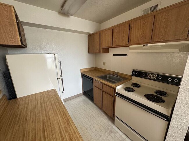 Building Photo - 1 Bedroom Central location with AC!!