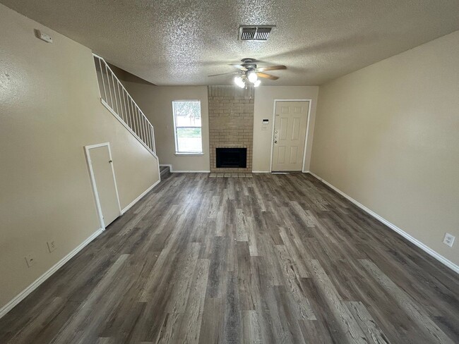 Building Photo - **COMING SOON** GORGEOUS 2 Bedroom 1.5 Bat...