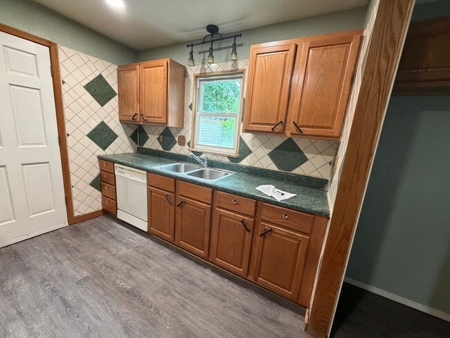 Building Photo - 3 Bed 1.5 Bath Home For Rent