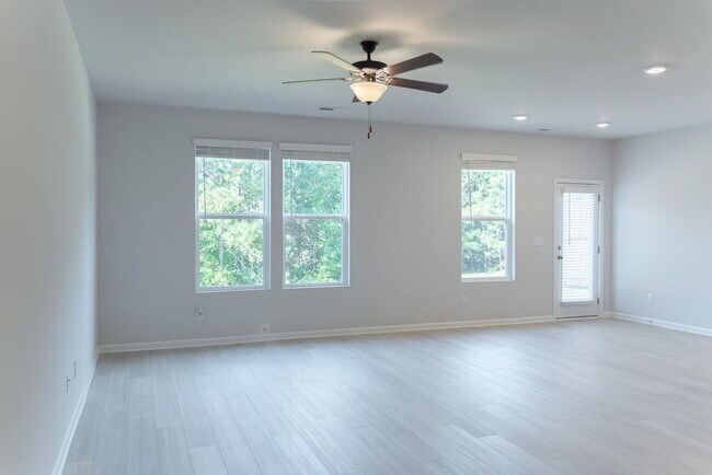Foto del edificio - Newly constructed 3 Bedroom Townhome in Op...