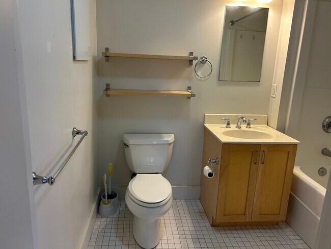 Building Photo - 589 Essex St