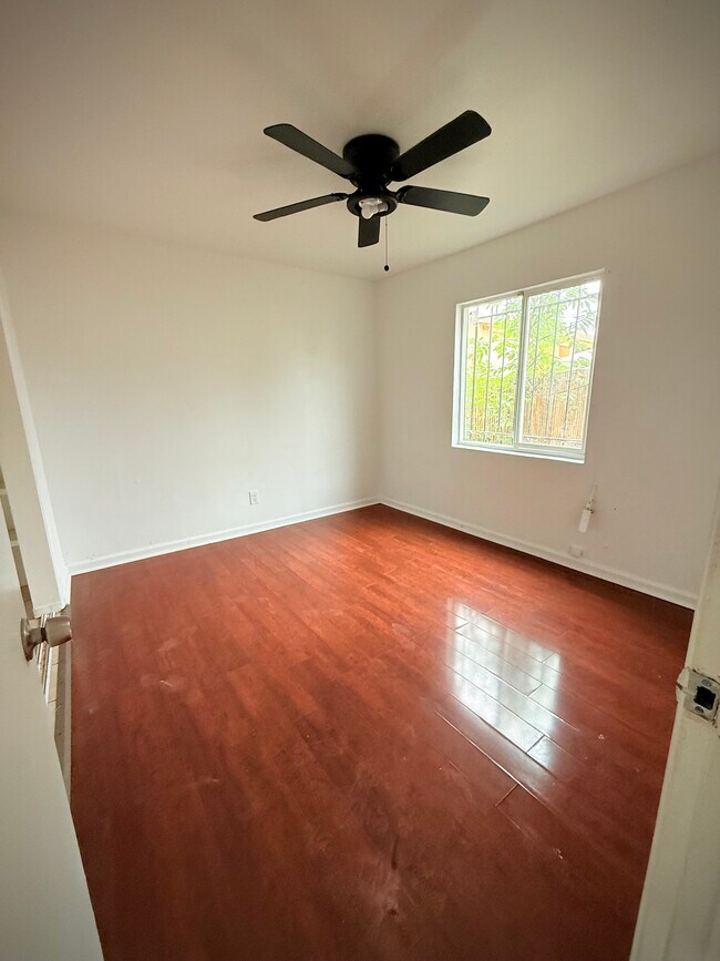Foto del edificio - 5443 Imperial Ave