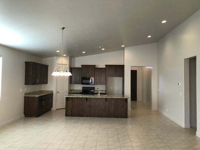Building Photo - Beautiful like New 3 bedroom, 3 bath home ...