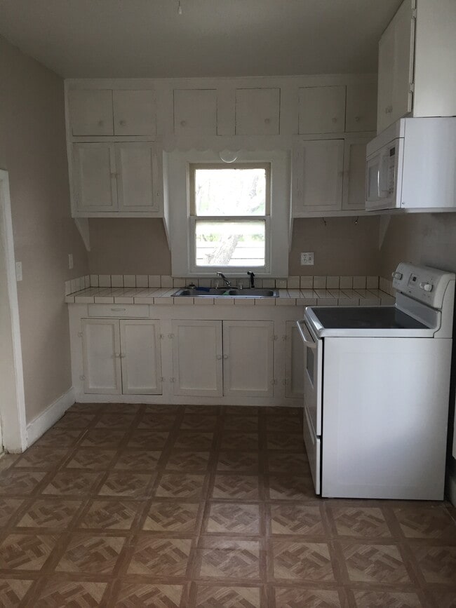 Building Photo - 821 Live Oak St