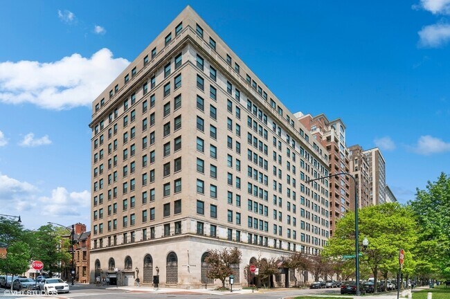 Building Photo - 2100 N Lincoln Park W