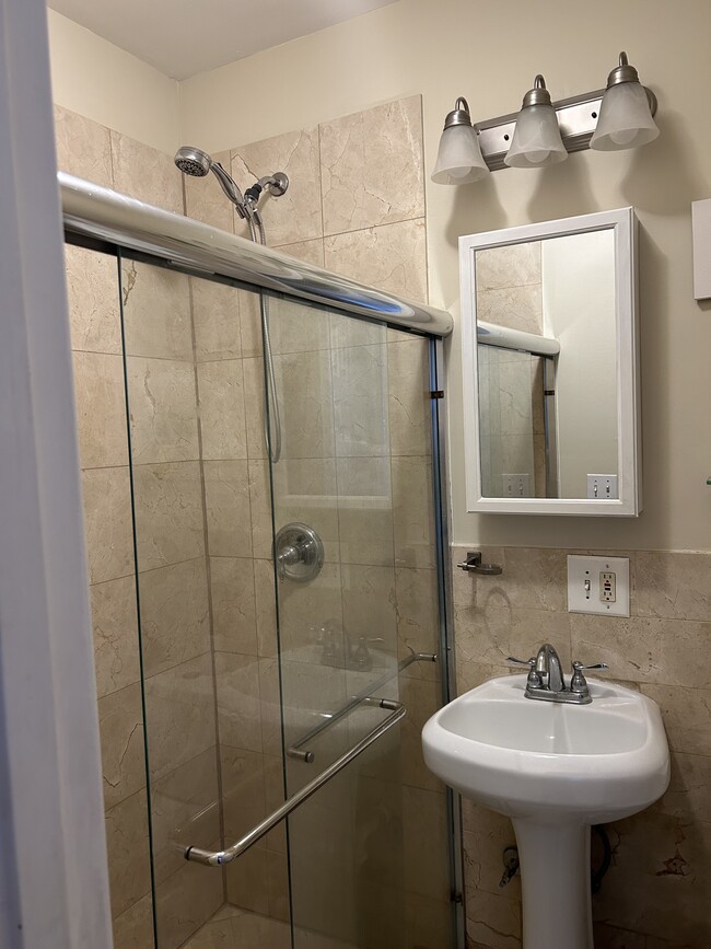 En suite bathroom - 6908 N Lakewood Ave