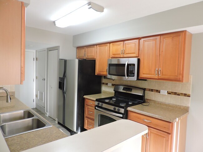 Foto del edificio - 1246 N Knollwood Dr