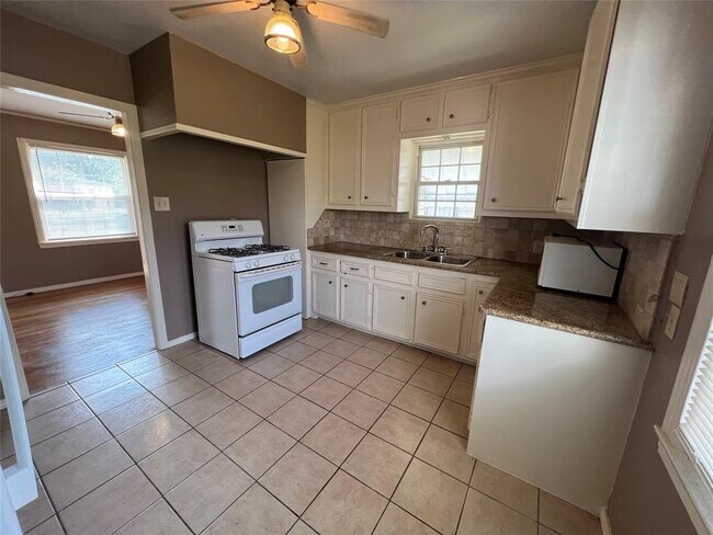 Foto del edificio - 4951 Culmore Dr