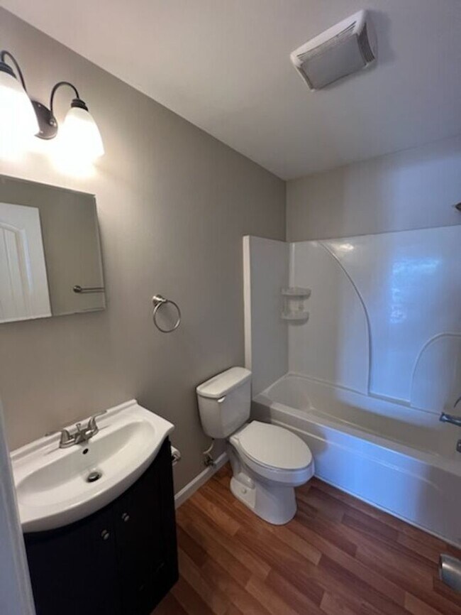 Building Photo - 2 Bedroom, 1 Bath Duplex ~ Off N. Poinsett...