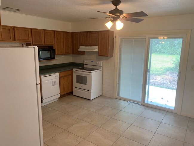 Foto del edificio - 807 Fairgrounds Rd