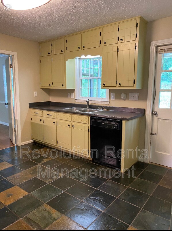 Foto del edificio - 4321 Five Forks Trickum Rd SW