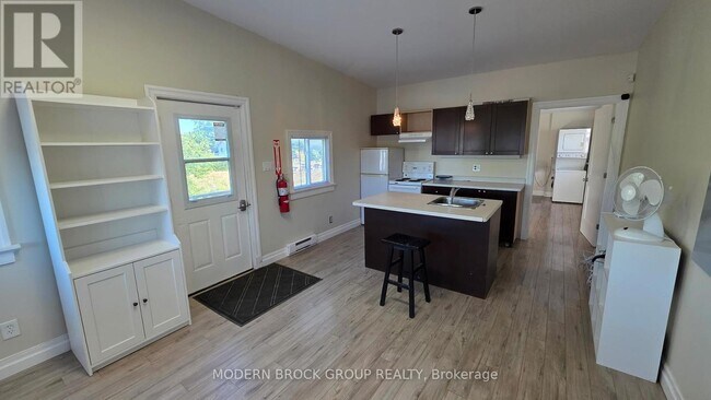 Photo du bâtiment - 6679-6679 Fourth Line Rd