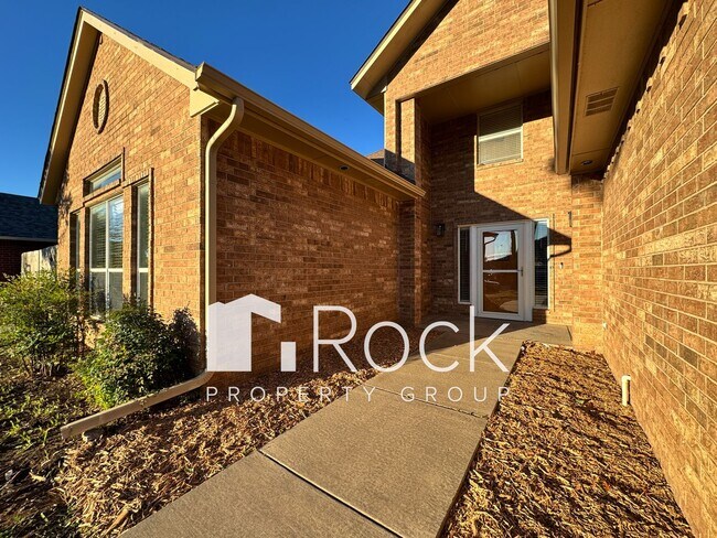 Foto del edificio - Charming 3-Bed 3-Bath Home with Tornado Sh...