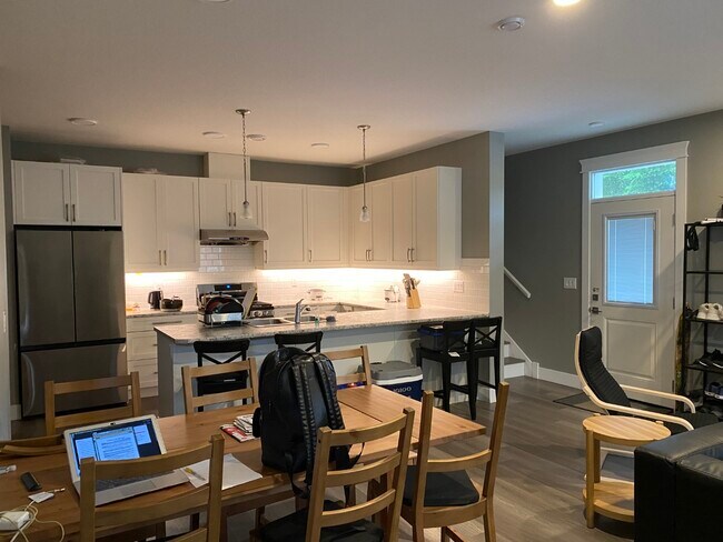 Photo du bâtiment - 1801 Hallen Ave