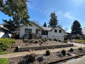 Building Photo - 12830 SW Foothill Dr