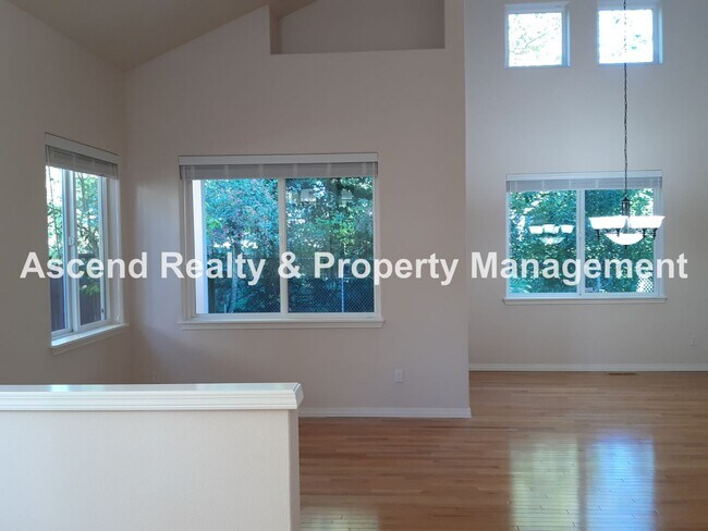Foto del edificio - Available Now 4 Bed w/Bed & Full Bath on M...