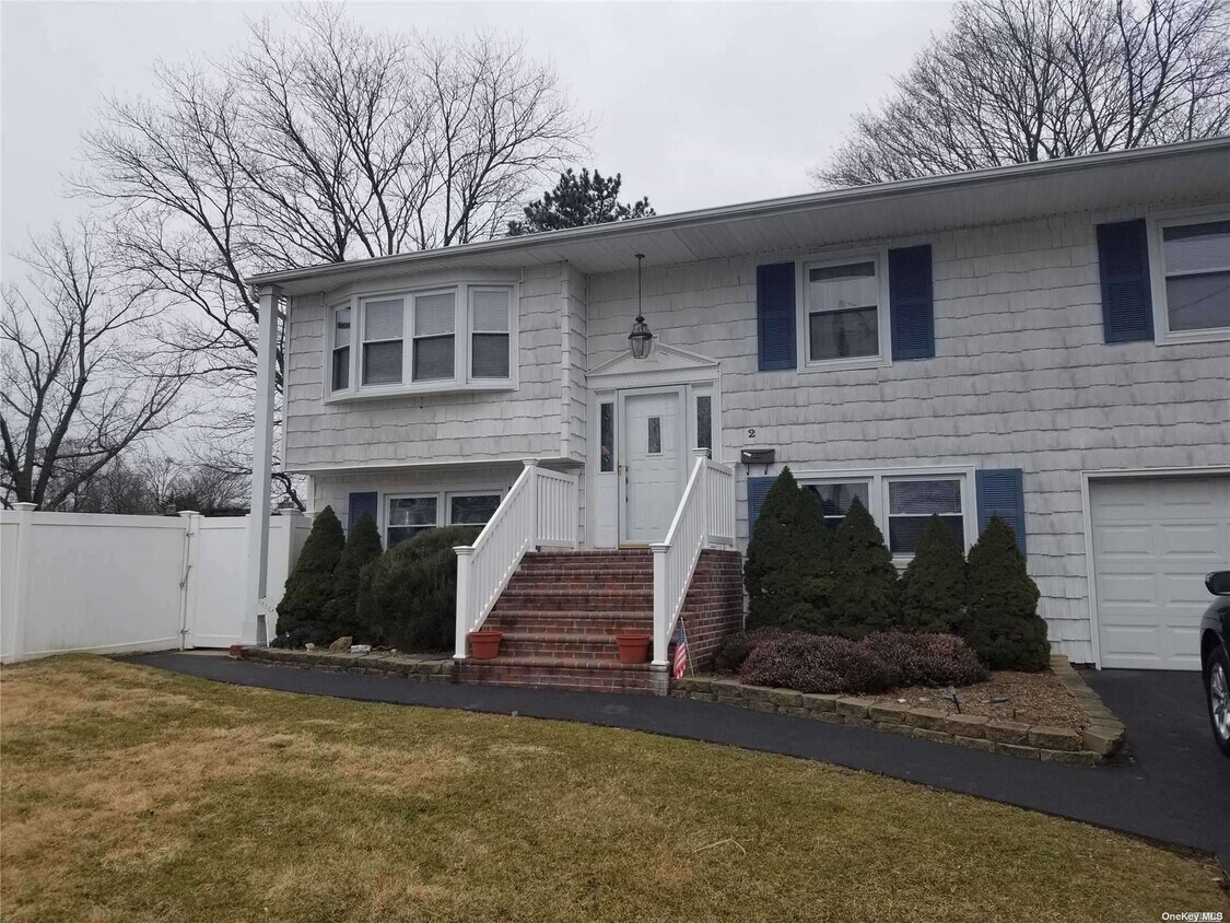 2 Crown St, North Babylon, NY 11703 House Rental in North Babylon, NY