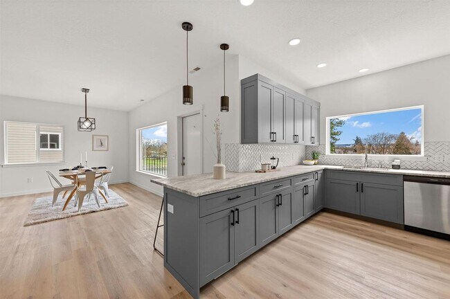 Foto del edificio - Brand New 2 Bed, 2 Bath Townhouse w/ a View!