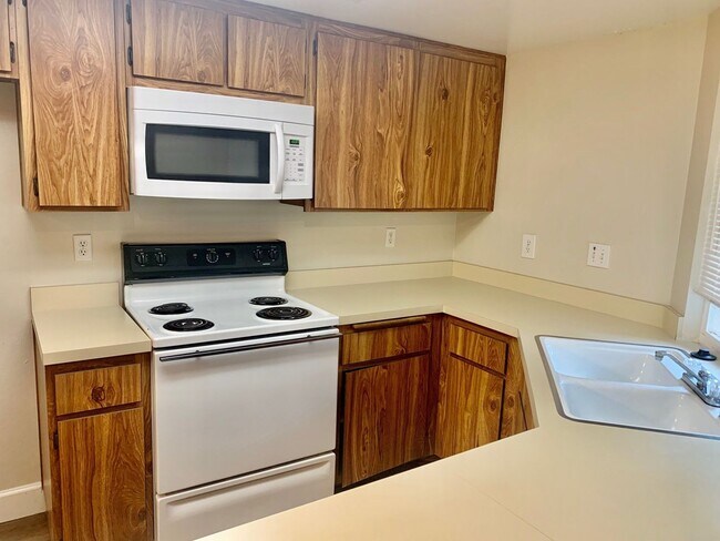 Foto del edificio - 1 Bedroom in Serene Community in Garden Grove