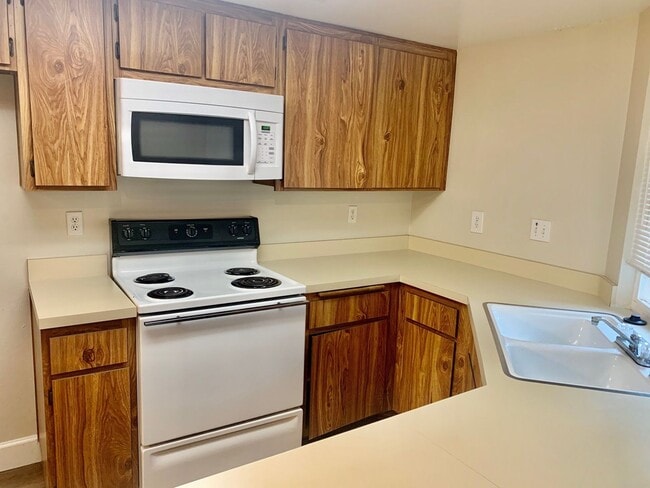 Building Photo - 1 Bedroom in Serene Community in Garden Grove