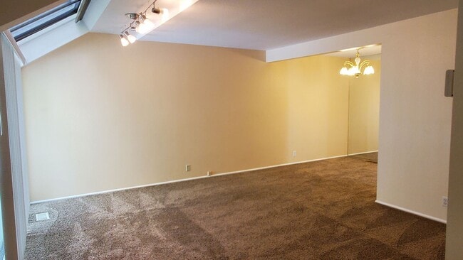 Building Photo - 4 Bd 2 Bath Townhome Over 2100 sq ft