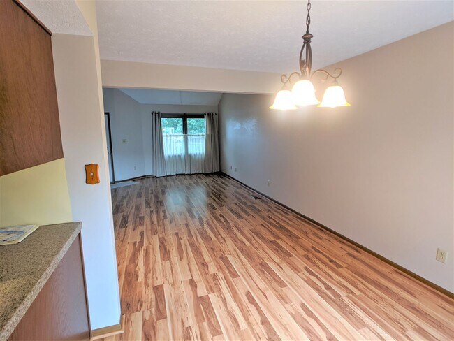 Building Photo - Charming 2 bed 1.5 bath home (duplex) in Greenwood!