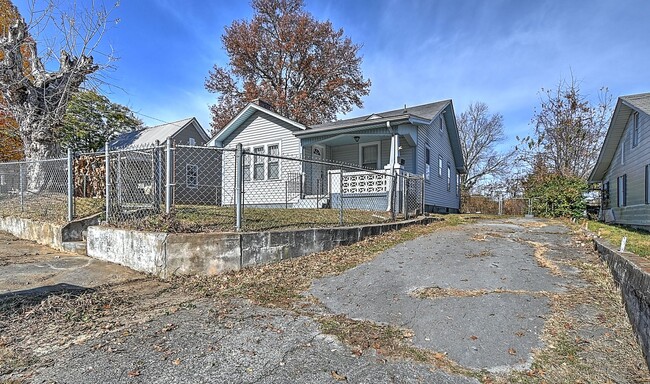 Building Photo - 706 Wilson Ave, Johnson City, TN 37604
