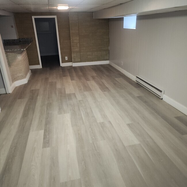Building Photo - 2401 Poplar Dr