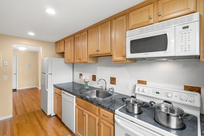 Building Photo - 12 Colonial Village Dr