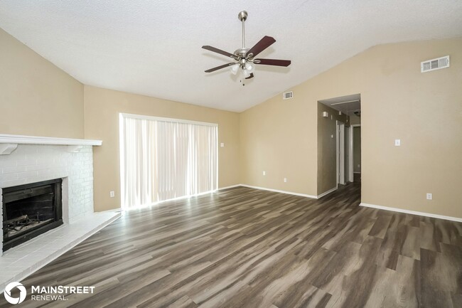 Foto del edificio - 7305 Shadow Bend Dr