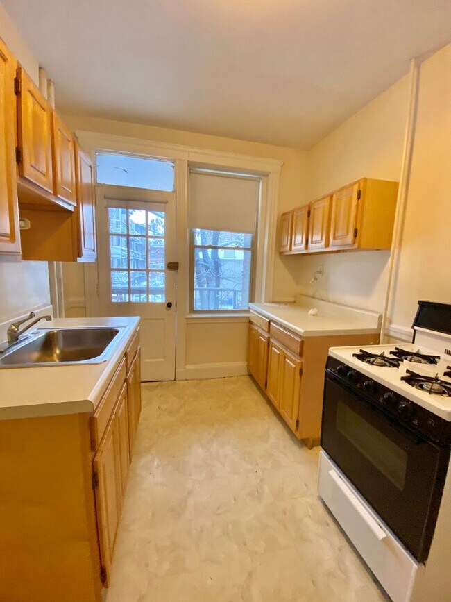 Building Photo - Large Basic Cleveland Circle One Bedroom