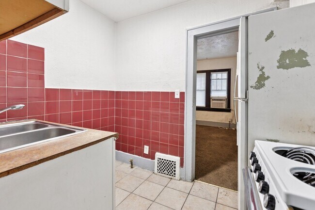 Building Photo - Charming 2 Bedroom