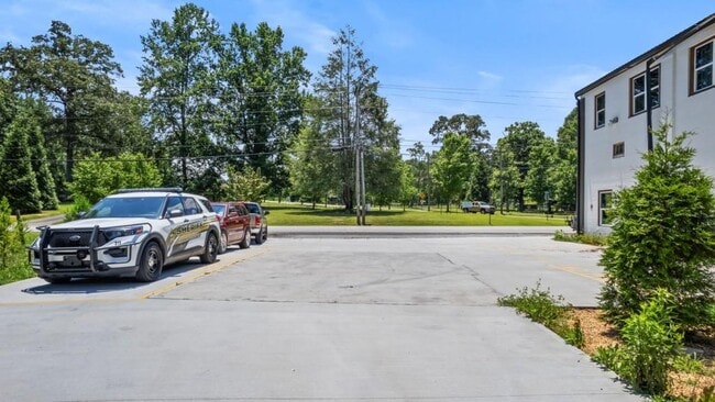 Building Photo - 610 Madola Rd