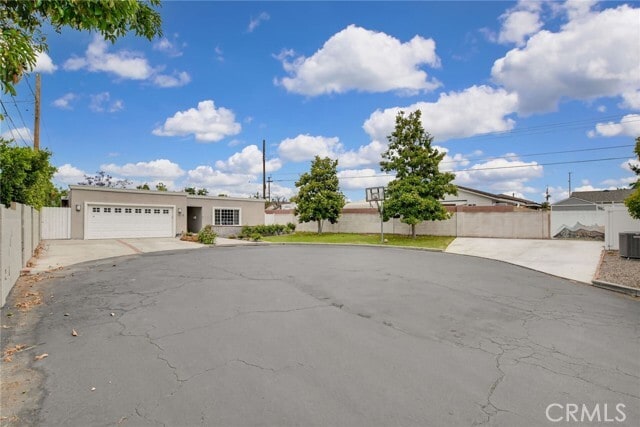 Building Photo - 1015 E Walnut Ave