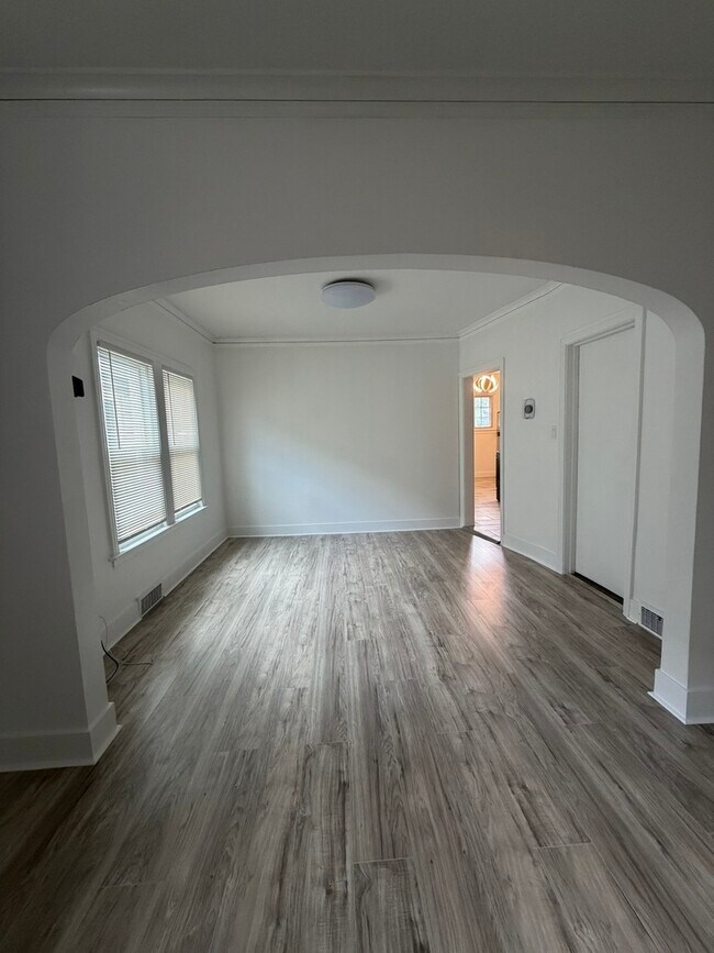 Building Photo - 1033 Lathrop Ave